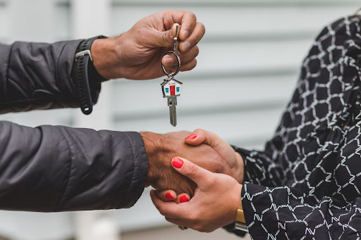 handing keys over to new mobile home buyer