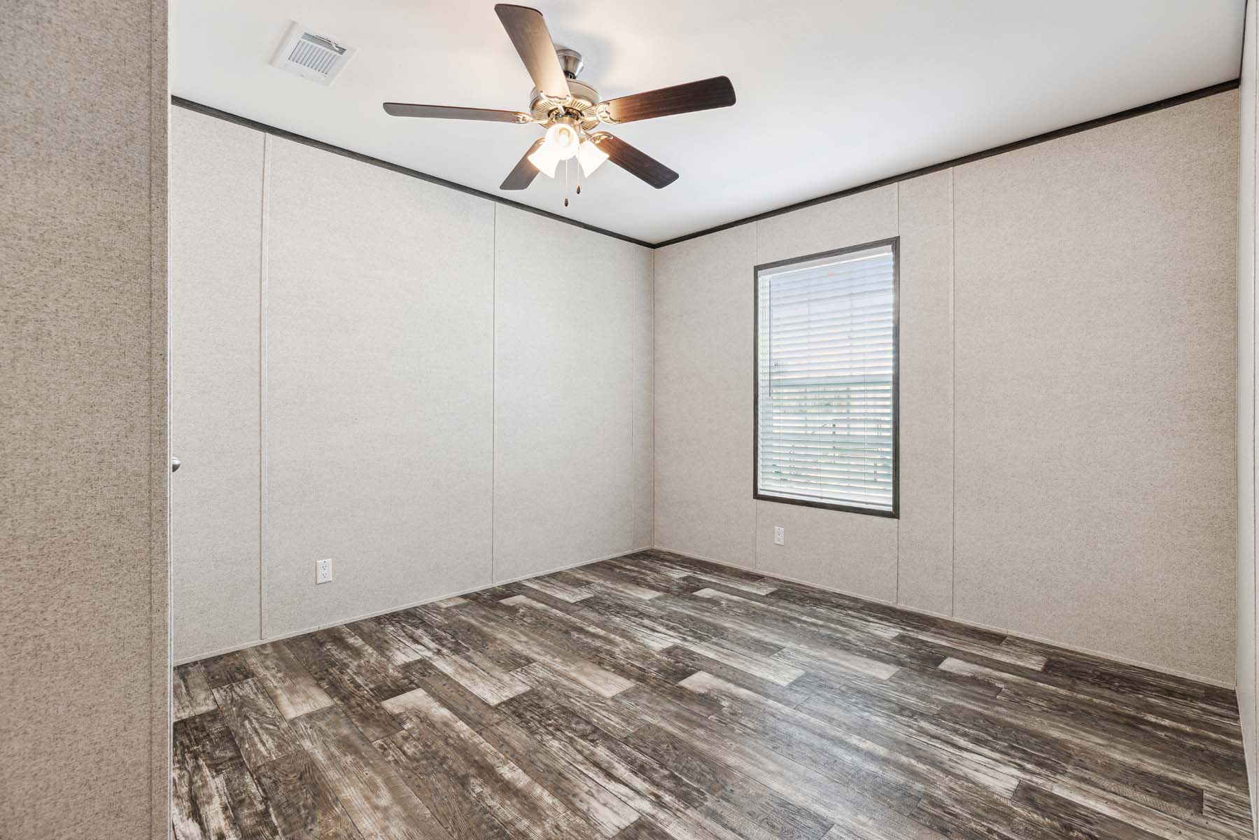 Family sized mobile home with financing in 